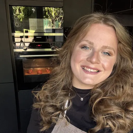 Moi, fondatrice et en cuisine